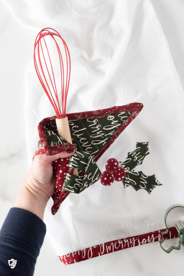 Learn how to make Quilted Christmas potholders with this sewing pattern. Includes round potholders, envelope potholders, Christmas tree hot pad and Striped hot pad patterns.  #Christmassewing #Potholder #SewingPatterns